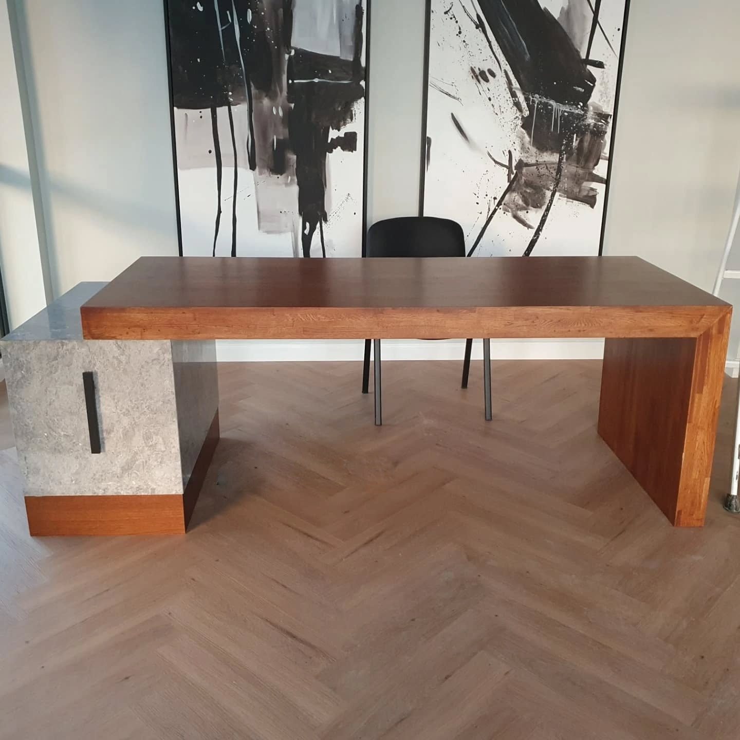Birou din stejar masiv cu un capăt sprijinit pe un dulăpior placat cu marmură