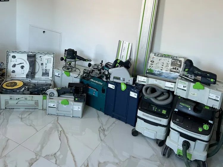 Sculele Festool ale atelierului: aspiratoare, fierăstraie pe șină, freză, pendular, în cutiile lor